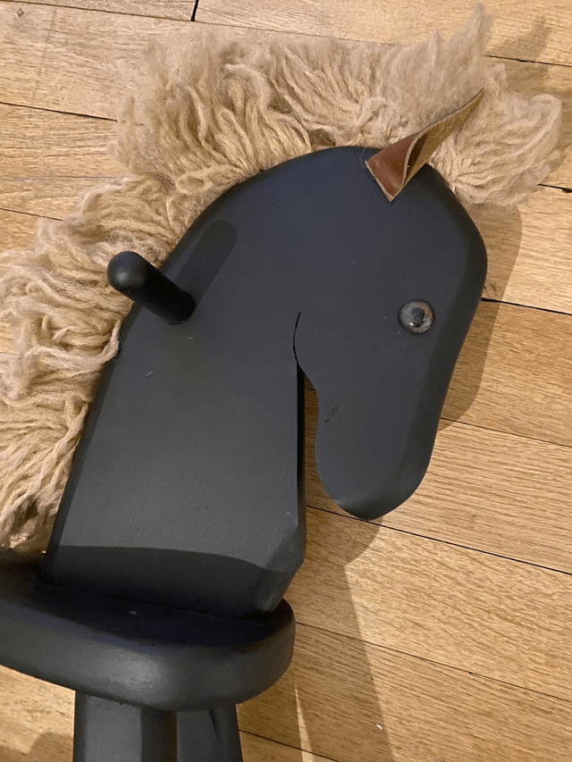 Cheval de bois à bascule